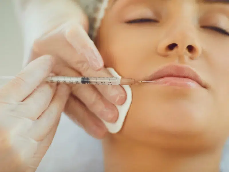pinchazo labios protegiendo con gasa